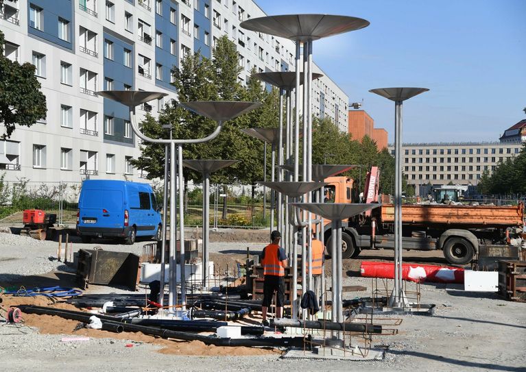Der Schalenbrunnen am Dippoldiswalder Platz ist Teil des neuen grünen Bandes, das sich als Promenadenring um die Altstadt ziehen wird. Hier am Dippoldiswalder Platz bildet er das Pendant zum Denkmal "Panzerkette", die jetzt vor der neu gebauten Oberpostdirektion steht. Foto: Jörn Wolf