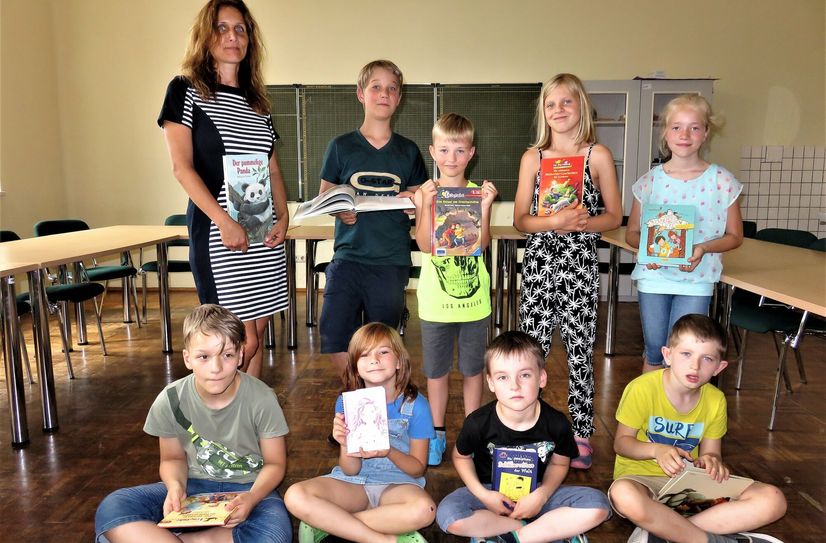 Lehrerin Sina Wienhold (li) mit ihrer Klasse 2b.