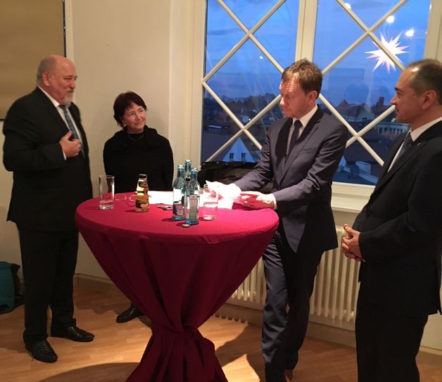 Ministerpräsident Michael Kretschmer (3.v.l.) übergab den Fördermittelbescheid am 3. Dezember. Foto: Stadt Görlitz