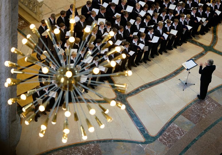 An die "Menschen des Jahres" werden 40 Tickets für das Konzert des Dresdner Kreuzchores verlost, wenn die Aufgabe auf dem Wenzelsmarkt erfüllt wird. Foto: Dresdner Kreuzchor