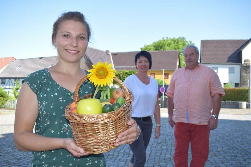Sie organisieren den Wochenmarkt: Die Verwaltungsmitarbeiterinnen Ann-Theres Horn (vorn) und Diana Niklas sowie der stellv. Bürgermeister Burkhard Buder.