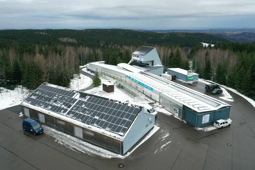 Blick auf die neue Photovoltaikanlage auf den Dächern der Bobgarage. Foto: ENSO/Kamprath