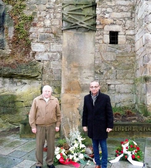 Klaus Fiedler und Miroslav Grajcar  am Mahnmal an der Burg Hohnstein (v. li.) Fotos: privat