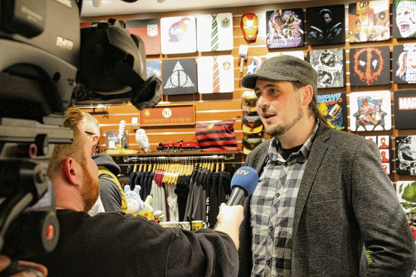Alexander Lapeta, einer der Gründer von Elbenwald, im Interview mit Lausitz TV. Elbenwald wurde 2000 als reiner Onlineshop aus der BTU Cottbus heraus gegründet. In Cottbus wurde am Samstag das 30. Geschäft eröffnet. Foto: jho