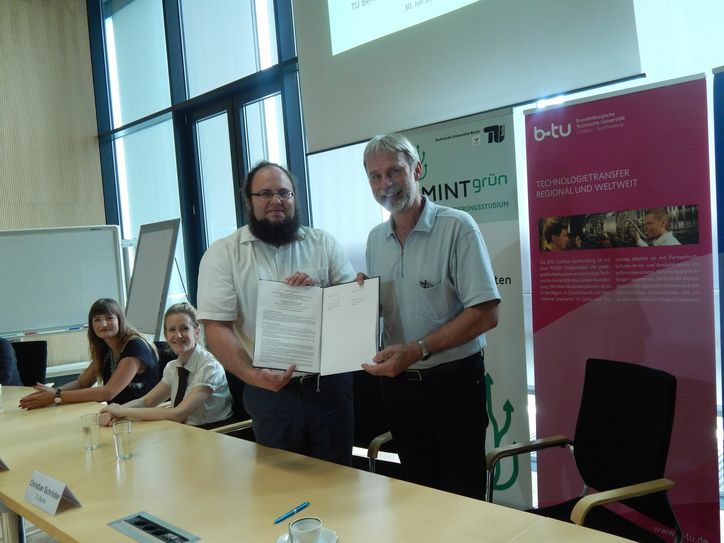 Christian Schröder von der TU Berlin und Matthias Koziol von der BTU Cottbus-Senftenberg (v.l.) unterzeichneten den Kooperationsvertrag der beiden Universitäten und ermöglichen damit Einblicke in 80 verschiedene Bachelorstudiengänge. Foto: Dany Dawid