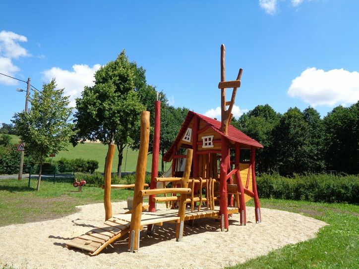 Der Spielplatz Lückersdorf ist nun um eine Spielkombination reicher.