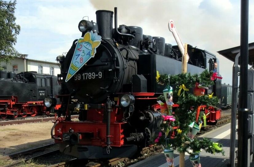 Der Zuckertüten-Express ist schon startklar neben dem Zuckertütenbaum.