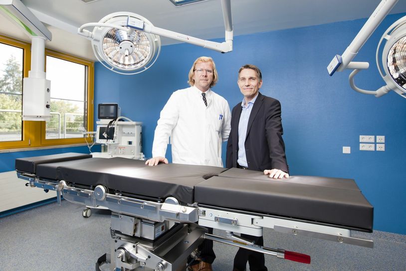 V.l.: Dr. med Mario Marx (Chefarzt der Klinik für Plastische, Rekonstruktive und Brustchirurgie) und Verwaltungsdirektor Michael Schmidt.                                      Foto: Elblandkliniken