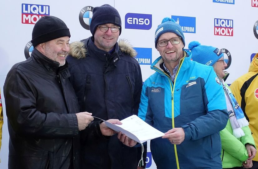 V.l.:  Landrat Michael Geisler (CDU), Sport- und Innenminister Roland Wöller (CDU) und Matthias Benesch, Geschäftsführer der kreiseigenen Wintersport Altenberg GmbH (WiA GmbH). Foto: Daniel Förster