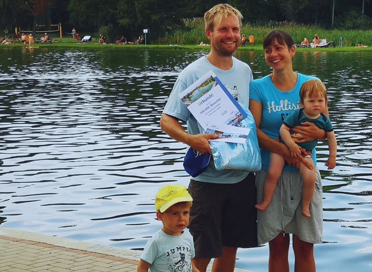 Norman Kreisel (nebst  Familie) wurden heute (22. August) im Freibad Wostra als 500.000ster Besucher eines Dresdner Freibades begrüßt. Foto: Dresdner Bäder GmbH / Lars Kühl