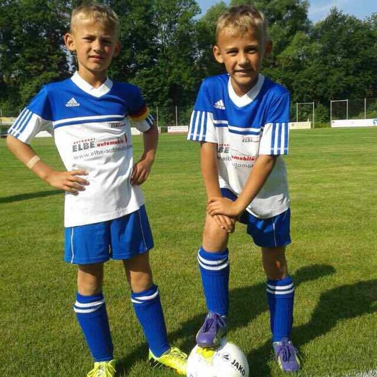 Kenny und Ricky aus Freital auf. Die 7-jährigen fußballverrückten Zwillinge (Foto: PR).
