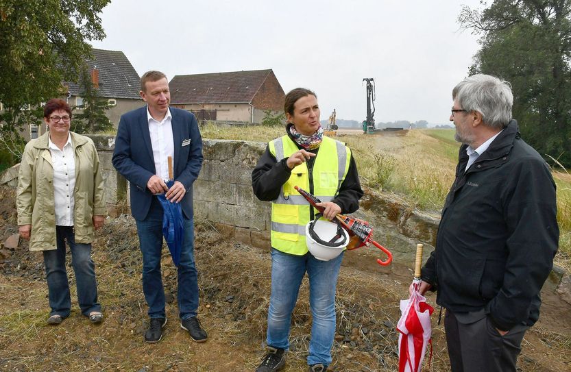 Die Beigeordnete Hannelore Brendel, Landrat Christian Heinrich-Jaschinski, Bauleiterin Kati Hildebrandt vom Landesumweltamt und Umweltminister Axel Vogel (v.l.n.r.) besichtigten gemeinsam den Deichbauabschnitt nördlich der Ortslage Altbelgern.