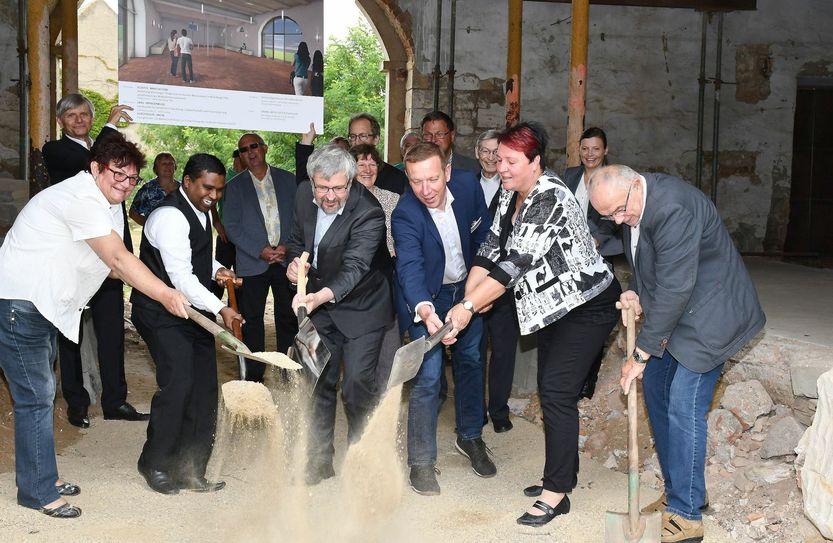 Spatenstich für das neue Kultur- und Freizeitzentrum Mühlberg im Beisein von Umweltminister Axel Vogel (3.v.l.) und Landrat Christian Heinrich-Jaschinski (3.v.r.). Fotos: Pressestelle Kreisverwaltung/ Torsten Hoffgaard