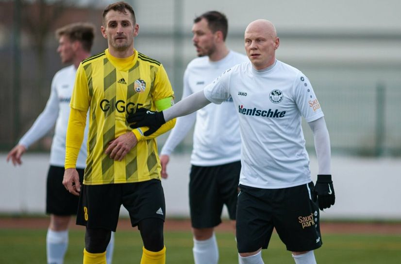 Alexander Schidun (weißes Trikot) läuft ab sofort für Budissa Bautzen auf.