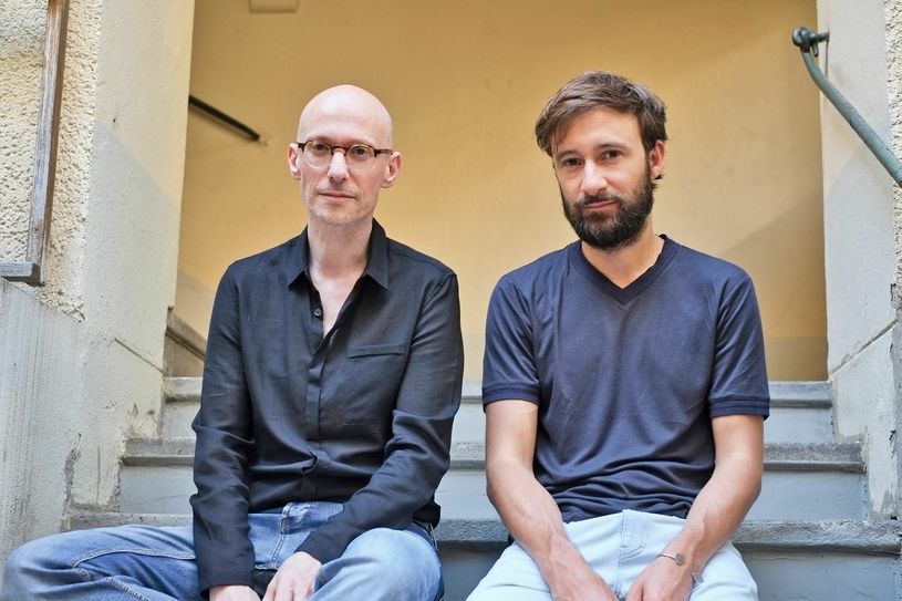 Michael Abramovich (Klavier und Moderation) und Nico Delpy (Schauspieler) gastieren während des Auftaktes der neuen Reihe »Des Lebens wilder Kreis“ im Großen Haus des Staatstheater Cottbus. Foto: privat