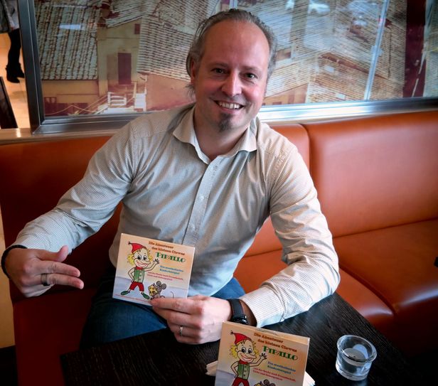 Marcus Lobe präsentiert die CD mit dem Musical für Kinder. Foto: cda