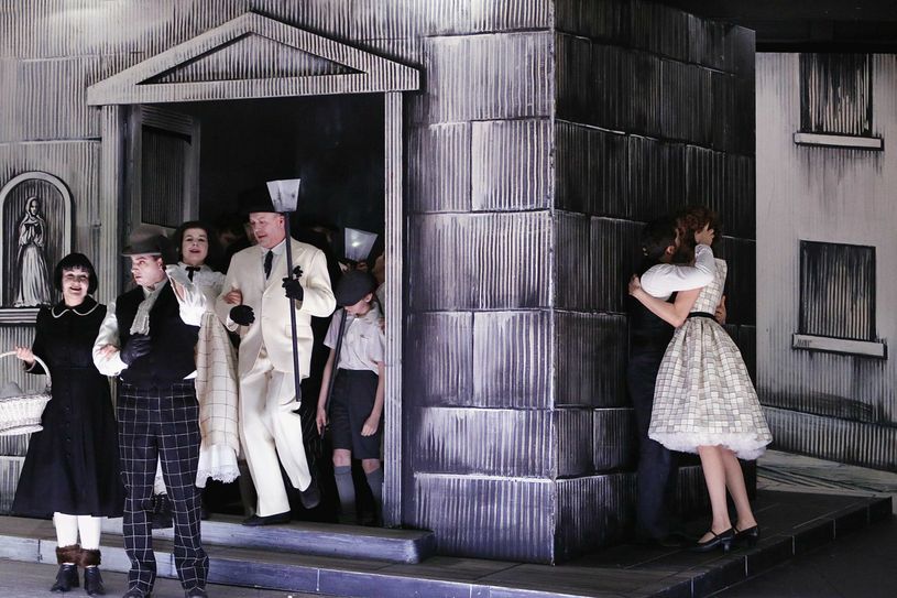 Bühnenbild und Kostüme von „Cavalleria rusticana“ werden von Philipp Stölzl ganz in Schwarz-Weiß gehalten.