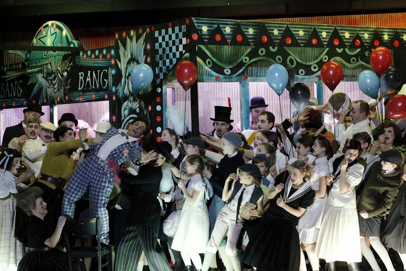 „Der Bajazzo“ -  bunt und farbenprächtig inszeniert von Philipp Stölzl. In vier Guckkästen kann man das Geschehen parallel verfolgen.  Fotos: Koch