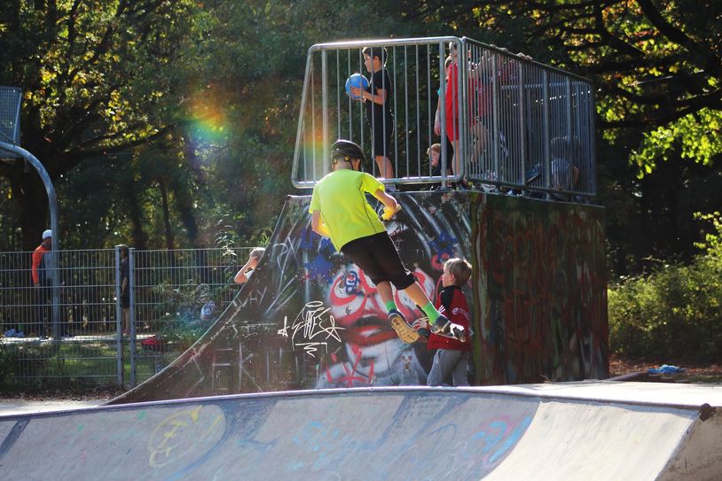 Symbolbild. Der Gesundbrunnen gewinnt an Attraktivität. In der Näher der Talsperre wird eine neue Rollsprtanlage mit Basketballfeld errichtet. Foto: Markus Trier