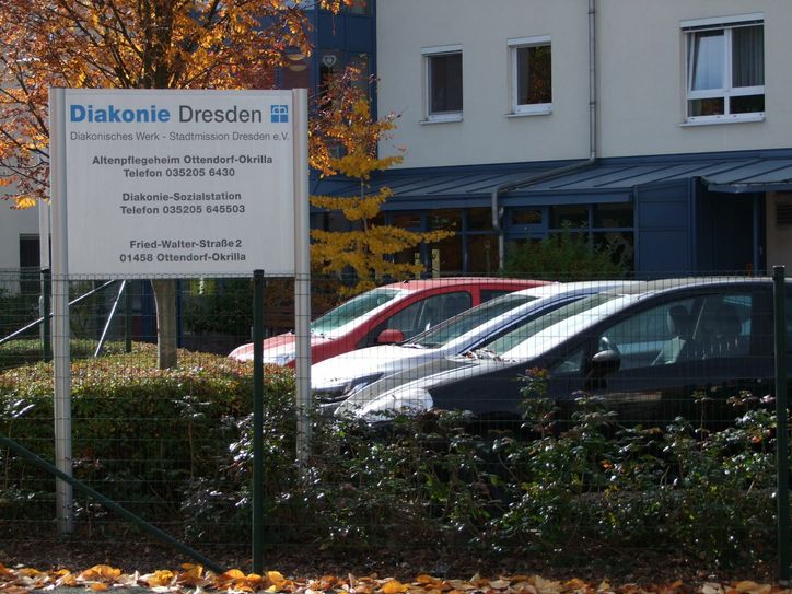 In den kommenden zwei Wochen müssen die Bewohner des Altenpflegeheims in Ottendorf-Okrilla auf Besuch verzichten, nachdem Coronatests positiv ausfielen. Eine Verlängerung des Besuchsverbotes schließt die Diakonie-Geschäftsleitung nicht aus. Foto: rk