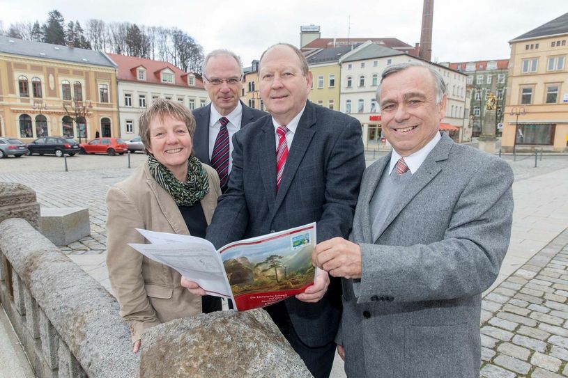 Dr. Hans-Ulrich Rauchfuß (r., Präsident des Deutschen Wanderverbandes), Klaus Brähmig (2.v.r.,Vorsitzender des Wanderverbandes Sächsische Schweiz), Oberbürgermeister Mike Ruckh (2.v.l.) und Ute Dicks (l., Geschäftsführerin des Deutschen Wanderverbandes) in Sebnitz.      Foto: Marko Förster