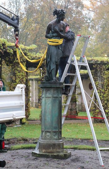 Die „Venus Italica“ wird am Pückler-Schloss Branitz vom Sockel gehoben für den Baustart des neuen Venusbeetes. Foto: Pückler-Stiftung