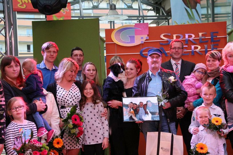 Die Vorjahressieger beim "Lausitzer Lächeln" auf der Bühne in der Spree Galerie. Die diesjährige Siegerfete steigt am 30. April. Foto: jho