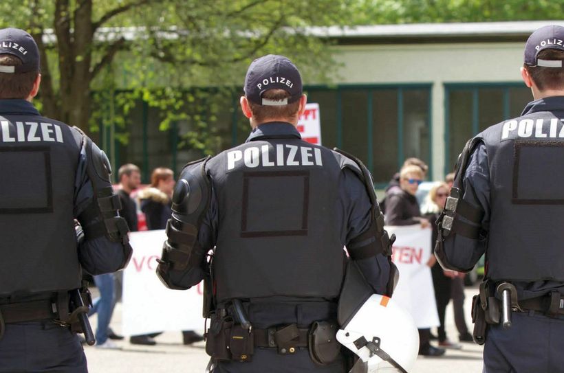 Demonstrationsfreiheit ist ein hohes Gut der Demokratie. Die Polizei muss diese Freiheit absichern, bindet dafür aber sehr viele Kräfte, die anderswo fehlen. Immer öfters muss sie dabei rechte wie linke Gewalt verhindern. Foto: Polizei