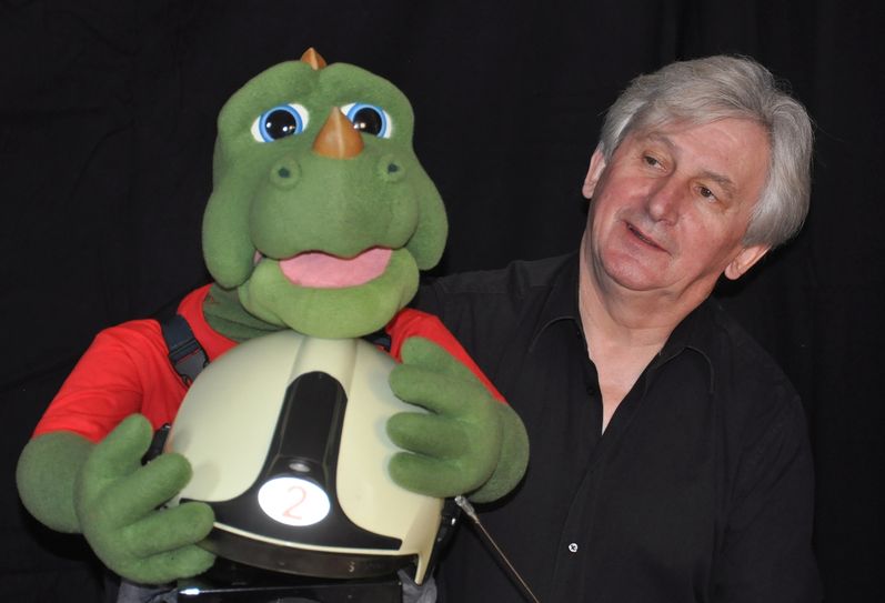 Das Präventions-Duo Ronald Börner und Feuerwehrmann Willi. 				 Foto: Ronald Börner
