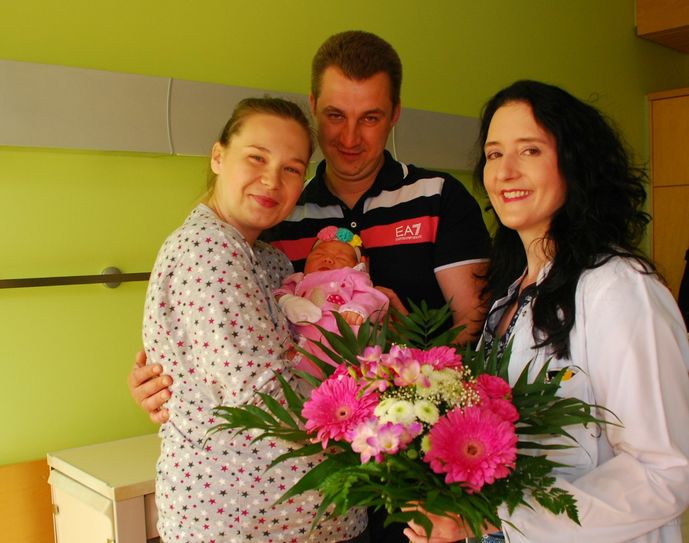 Prof. Pauline Wimberger (rechts) gratuliert Liubava (links) und Juri Jurgenson, den Eltern des 1.000. dieses Jahr im Uniklinikum geborenen Babys. Foto: Uniklinikum Dresden / Holger Ostermeyer