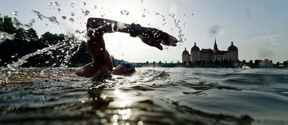 Schwimmen vor traumhafter Kulissen ist ein Markenzeichen des Schloss-Triathlon. Foto: Petko Beier