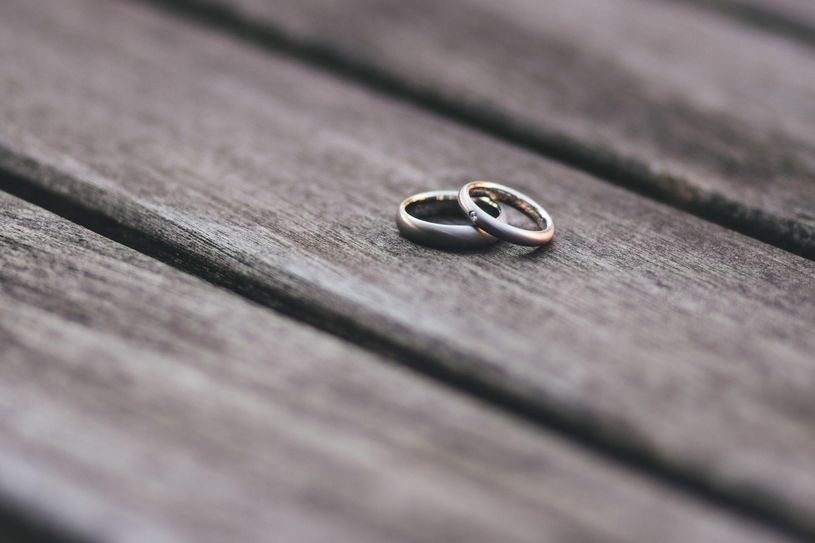 Für den Laien ist es manchmal nicht einfach, echte von unechten Ringen zu unterscheiden. Foto: pexels