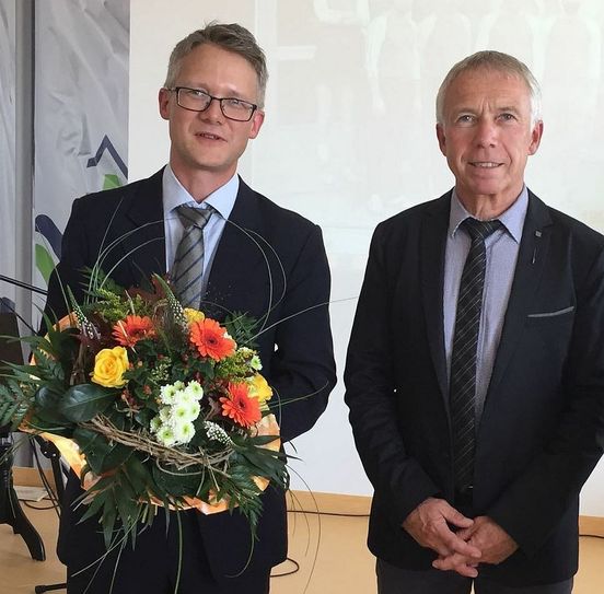 Nach 17 Jahren als Chefarzt der Klinik für Urologie tritt Dr. Hans-Dieter Illig (r.) in den Ruhestand. Sein Nachfolger wird PD Dr. Stefan Zastrow aus Dresden sein. Foto: ELK