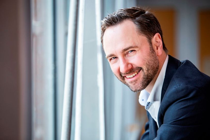 GMD Alexander Merzyn bleibt bis 2028 am Staatstheater Cottbus.