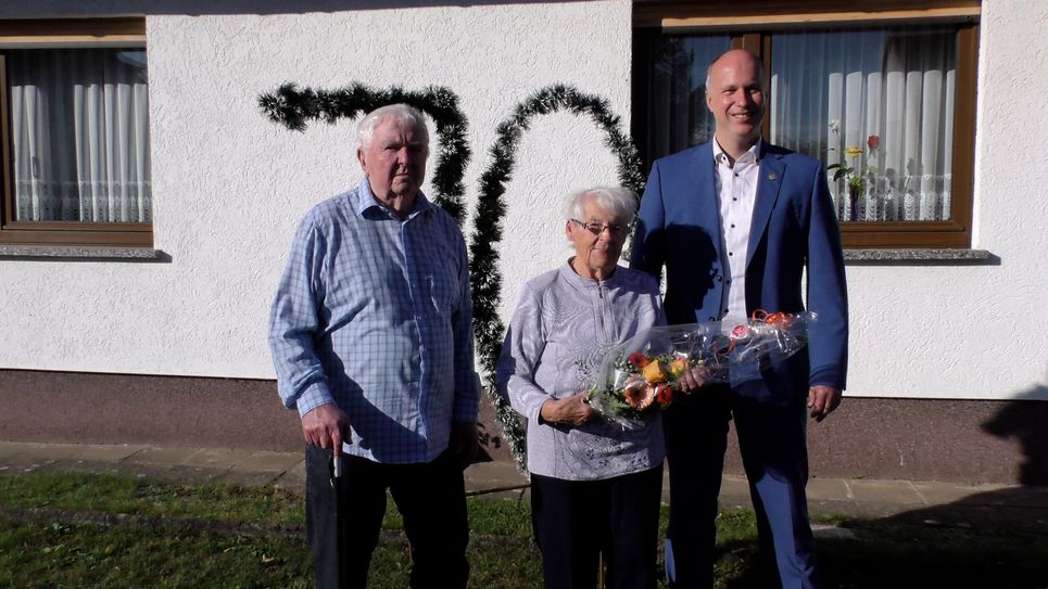 Brigitte und Alois Groh erhielten von Bürgermeister Mirko Buhr Glückwünsche zur Gnadenhochzeit.