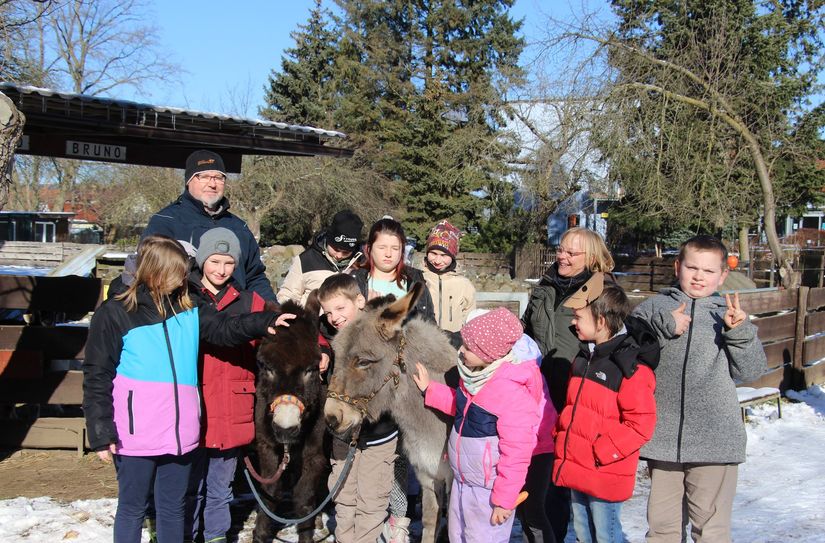 Überraschung gelungen: Im Hof des Hauses Rosengarten lernten die Farmbesucher die beiden Esel Pedro und Bruno kennen.