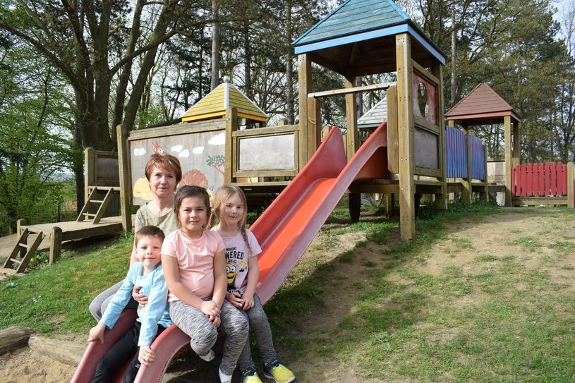 Kitaleiterin Sabine Scholze und die Kinder wünschen sich einen neuen Spielplatz.