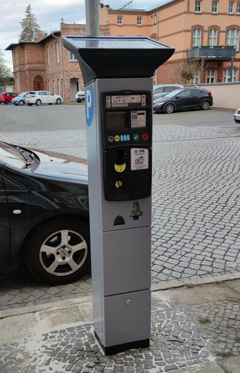 Autofahrer können die Parkgebühren per Bargeld, Karte und auch per Mobiltelefon begleichen. Dafür kooperiert die Stadt Cottbusmit dem Verein smartparking e. V..
