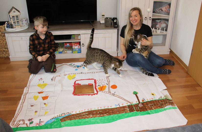 Paul Hannusch hat ein riesiges Plakat gebastelt. Der Siebenjährige möchte damit Tiere in Not unterstützen. Das freut auch Mutter Marleen.