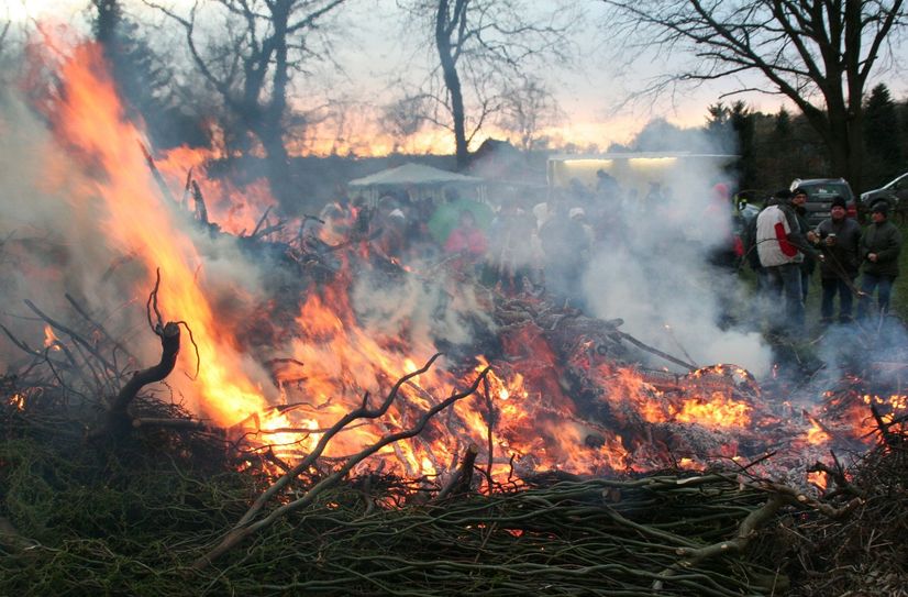 Vor dem Osterfest lodern vielerorts wieder Osterfeuer.