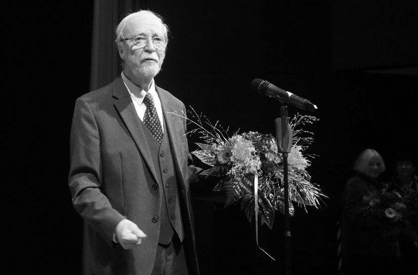 Martin Schmidt bei seiner Verabschiedung aus Hoyerswerda im November 2021. Viele Wegbegleiter nutzten damals den Abend in der Lausitzhalle, um noch einmal das langjährige Wirken von Martin Schmidt und seiner Ehefrau Helene für Hoyerswerda Revue passieren zu lassen.