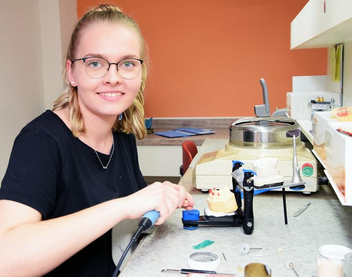 Saskia Katzschke erlernt den Beruf der Zahntechnikerin im Dentallabor Matthias Gürtler. 
 Foto: HWK Cottbus, Michel Havasi
