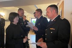 Stadtwehrführer Frank Balkow bedankt sich bei Thomas Krautz (Ortswehr Hornow) und Bürgermeisterin Christine Herntier bei Martin Nestroi (ebenfalls Hornow) für 30 Jahre Ehrenamt in der Feuerwehr.