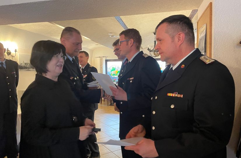 Stadtwehrführer Frank Balkow bedankt sich bei Thomas Krautz (Ortswehr Hornow) und Bürgermeisterin Christine Herntier bei Martin Nestroi (ebenfalls Hornow) für 30 Jahre Ehrenamt in der Feuerwehr.
