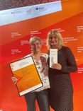 Claudia Hesse (links) und Chefin Birgit Kröber bei der Preisverleihung in Berlin.