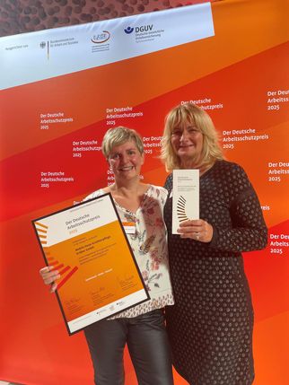 Claudia Hesse (links) und Chefin Birgit Kröber bei der Preisverleihung in Berlin.