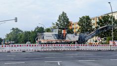 Großes Gerät beim Straßenbau an der Rostocker Straße