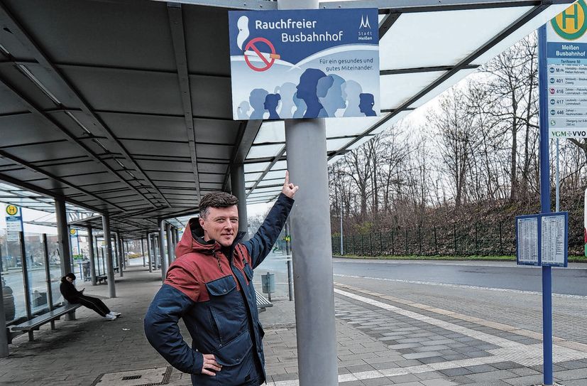 Bürgermeister Markus Renner am neuen Hinweis »Rauchfreier Bahnhof« in Meißen.