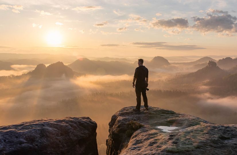 Sonne, Bergpanorama, Nebelmeer: Mit dieser Komposition á la Caspar David Friedrich gehört das Bild »Fotograf genießt am Kleinen Winterberg« zu den zwölf Gewinnern.