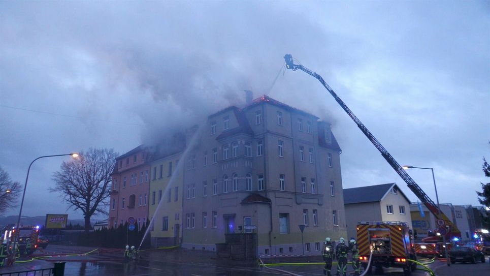 Der gesamte Dachstuhl des Gebäudes stand unter Flammen.